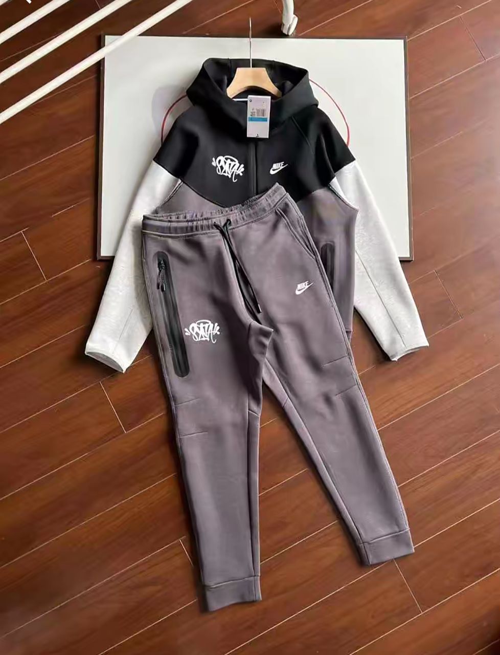 NIKE TECH SYNAWORLD EDITION